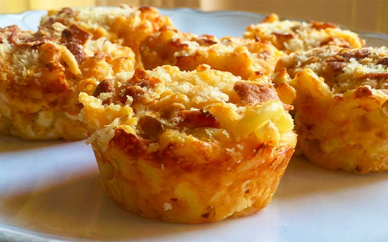 muffins made out of macaroni and cheese with bacon